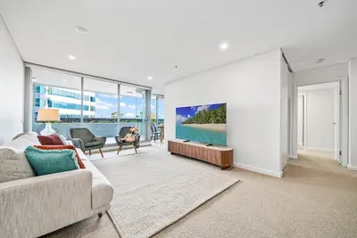 Image de Chatswood- Chats Eddy Road - Approx. $1200-$1600 per/week Oversized Chatswood Location With Parking