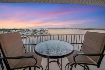 Image de Full Bayview Condo & Balcony | Restaurant on site!