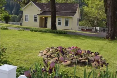 Image de Charming 2-bedroom Cottage in serene Salyer; river access, beautiful views