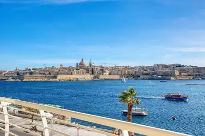 Image de Stunning Seafront Apartment with Panoramic Views