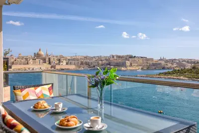 Image de The Golden Mile Luxury Seafront Apartment