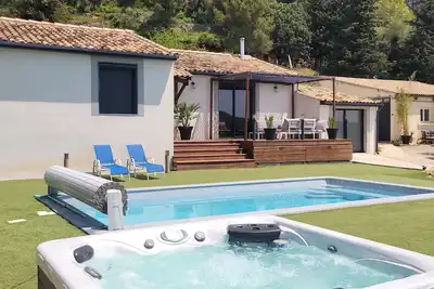 Image de Villa de standing au milieu de la nature avec piscine chauffée jaccuzi extérieur