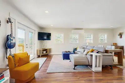 Image de Stunning upper-level mountain view guest suite with large deck and fire-pit