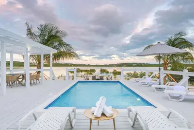 Image de 3-bedroom villa in Providenciales overlooking Turtle Lake