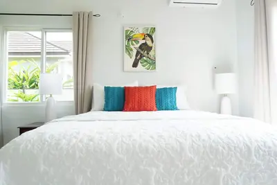 Image de Cool Water Ocean Breeze in Serene Secure Community w/ Multiple Ensuite Bathrooms