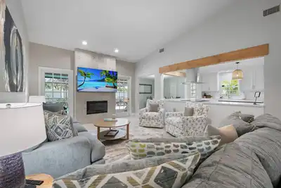 Image de Modern Retreat Near Ami, spa like master bath, Heated Pool & Putt Putt.