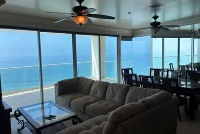 Image de 3 Bedrooms and 2 Bathrooms Exclusive Condo. Beachfront