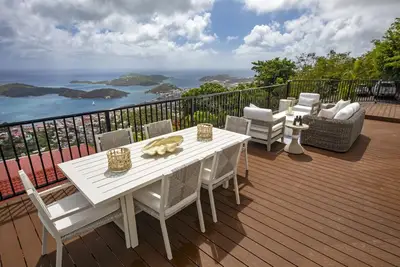 Image de Villa Luna | Stunning 3-Bedroom Getaway Overlooking the Harbor