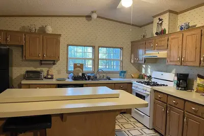 Image de Temple of the Universe is. 3 miles, short walk from this quiet 3/3 mobile home