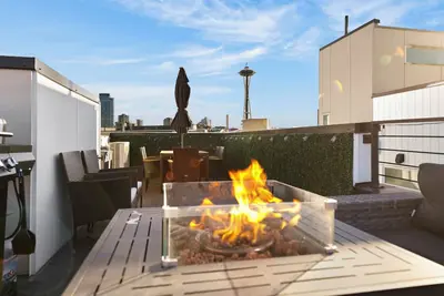 Image de Brand New Luxe Home with Rooftop and Space Needle Views