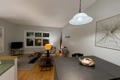 Image de Downtown Empire Art Apartment! Walkable!