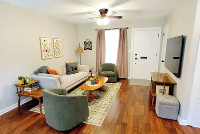 Image de 3 Bedroom in Safe Area! W&D + Workout Equipment