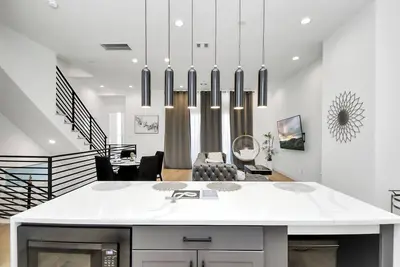 Image de Luxe EaDo Home: Luxe Tub, Rooftop & Walk to Stadium