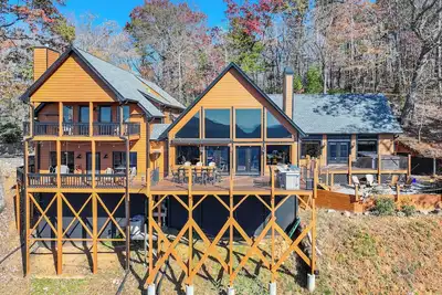 Image de The Big Bear Chalet with amazing mountain views in charming Cleveland