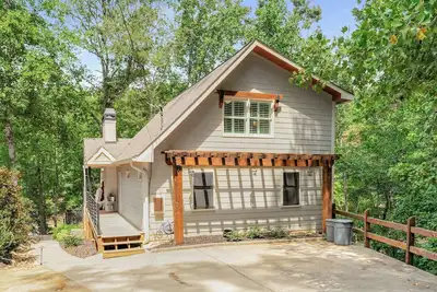 Image de Beautiful 4 Bedroom Lakehouse in Gainesville, Ga on the Water