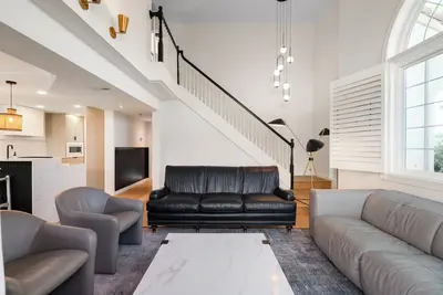 Image de 3-bedroom Modern European Townhouse - experience comfort, style, and serenity.