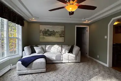 Image de “Between the Bays Getaway” — Hot Tub, Firepit & Fun in Laconia!