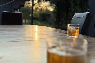 Image de استمتع بجلسة صباحية في الحديقة، فنجان قهوة بين أحضان الطبيعة