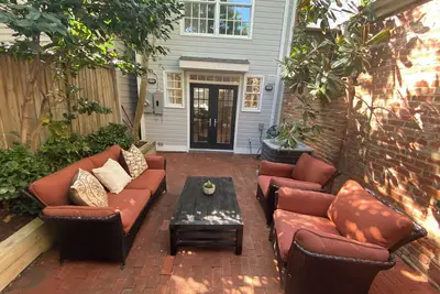 Image de \nWelcome to this inviting centrally located home in the heart of Alexandria,