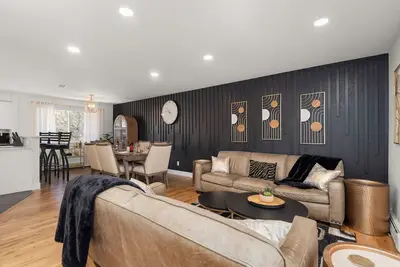 Image de Bright Family-Ready 4br/3ba • Sleeps 8 • Theater, GameRoom, FirePit, Fenced Yard