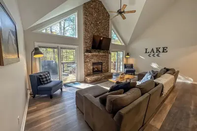 Image de Lakeslee Lodge: Spacious 6br retreat with lake access and community pool in Oakland, Md.