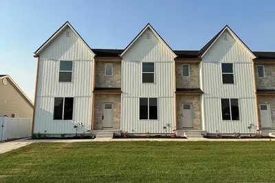 Image de Beautiful European Style Townhome - Near Isu