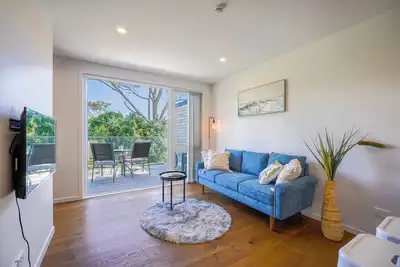 Image de Contemporary Family Retreat– Close to Airport