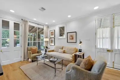 Image de Beautiful two story cottage on a private, wooded street but close to everything!