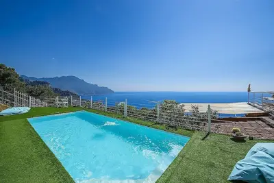 Image de Villa Madreluna: A spacious three-story villa located on the high coast in front of the sea, with Free Wi-Fi.