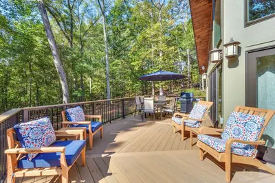Image de Secluded Lake Lanier Cabin w/ Game Area