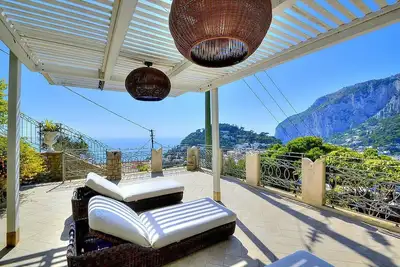 Image de Villa Marinella: A romantic and welcoming three-story villa situated in a quiet location, at a short distance from the famous Piazzetta of Capri, with Free Wi-Fi.