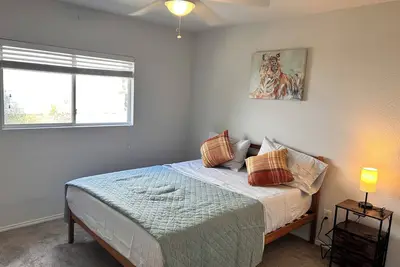 Image de Spacious one level 4-bedroom house fully furnished with 2 car garage & backyard