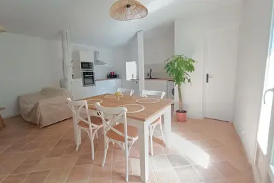 Image de La maison sur la placette, au calme et au centre du village. Parking à 50m.