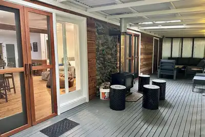 Image de Creekside Rainforest Retreat, perfect for groups seeking a nature getaway.