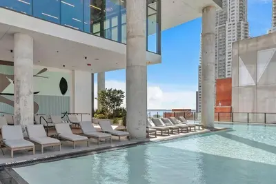 Image de Mvr - Floor-to-Ceiling Views from Studio