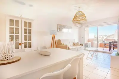 Image de Appartement clim avec terrasse cœur de Saint Raphaël. Vue dégagée, proche plages