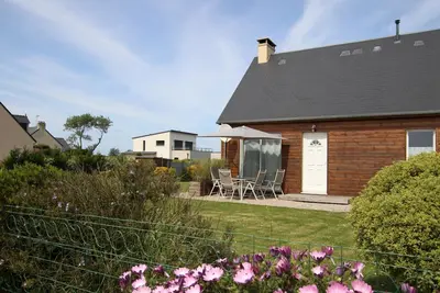 Image de Maison moderne en bois avec vue mer, proche plage, internet et jardin privé clos