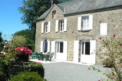 Image de Maison de campagne avec jardin et cheminée près de la mer