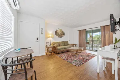Image de 1br Beachside Classic – 1 Min Walk to the Sand!
