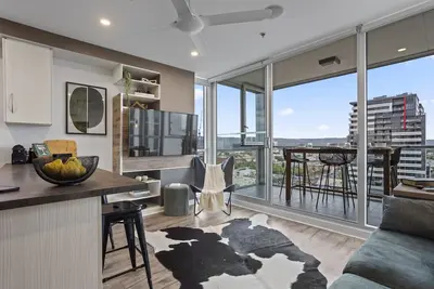 Image de The Urban Glasshouse | Lvl 12, 2 Bed, Lap Pool, Spa, Sauna (444689)