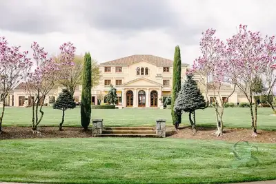 Image de Bookings open soon, Permit Pending<br>26, 000+ sq ft villa on 46 acres overlooking the Willamette River. 9 bedrooms, 10+ baths, Chef's Kitchen, media room, sport courts, gardens and more. Sleeps 30, ideal for reunions, retreats, and wine country escap