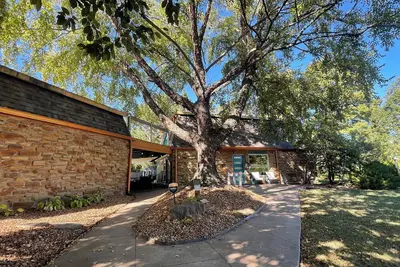Image de Stunning Huge Mid-Century Home on 1 Acre 10 Min to Airport/Downtown Indianapolis