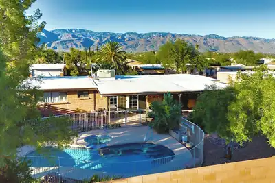 Image de Relax at Sonoran Gem Escape-your private desert retreat with a sparkling pool, soothing spa, and mountain views.