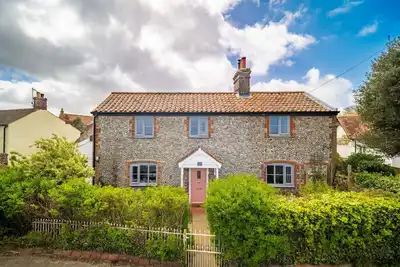 Image de Ruthie Cottage is a very pretty detached flint cottage, full of character in the rural seaside villa