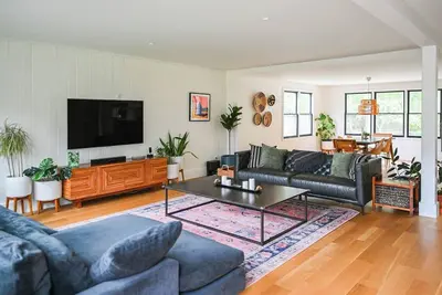 Image de Walk to Private Beach from Peaceful Wine Country Farmhouse near Parks/Transport