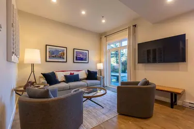 Image de Newly Renovated and Right on the Slopes