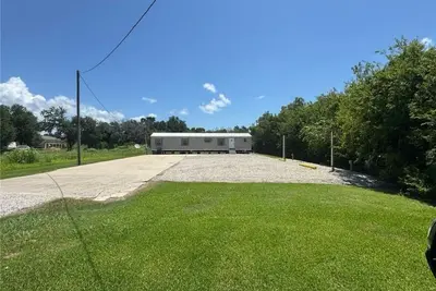 Image de Charming 3-bedroom, 2-bath house with Ac in Buras