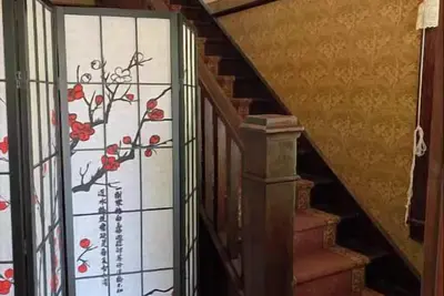 Image de Lovely historic upstairs apartment with character