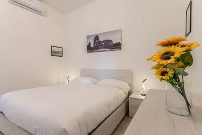 Image de At Max's House - Battistini Station [Metro A].