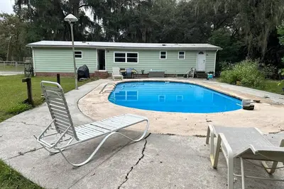 Image de Secluded 2- family house with large yard with tall trees, and swimming pool